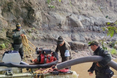 Tras incautar los elementos, los uniformados los destruyeron.