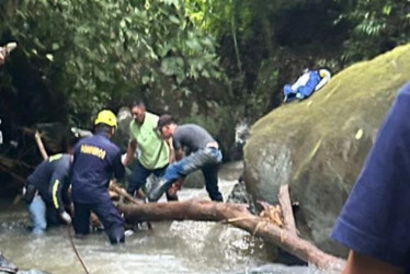Foto | Cortesía Bomberos de Villamaría | LA PATRIA Germán Ómar Morales Tabares, de 51 años, murió arrastrado en su moto. Evite viajar durante las lluvias fuertes. 