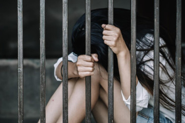 Sección media de una persona en una jaula