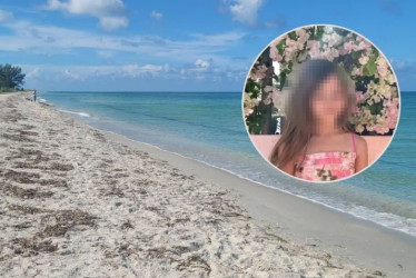 La niña logró alcanzar la orilla a pie tras la mordedura, pero sufría heridas graves en una de sus manos