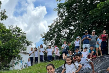 Foto I Facebook Alcaldía I LA PATRIA   La integración en el colegio rural La Estrella, de Norcasia, tuvo recreación y servicios de salud, entros otros, durante el Día de la Familia. Los niños gozaron con el deslizadero de plástico y jabón.