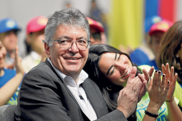 El economista y político colombiano, Mauricio Cárdenas Santamaría celebra junto a su hija Amalia la inscripción de su candidatura a la presidencia.