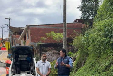  Fotos I Facebook alcaldías I LA PATRIA  Noticias en Caldas: reparan vía hasta el Coliseo, lista la plata para una cancha de fútbol nueva, 100 subidios de transporte estudiantil, luchan para que no se vaya la banca de la carretera, ayudarán a la capilla, entre otras.