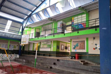 Fotos I Rubén Darío López I LA PATRIA  La cubierta fue instalada, pero sin canaletas ni bajantes. Por eso, el agua se filtra en partes del colegio Pablo VI de Arboleda, en el corregimiento de Arboleda (Pensilvania).