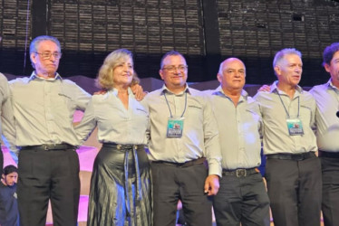 La Pequeña Rondalla recibiendo la bandola que la exalta como la mejor agrupación en la modalidad instrumental del Festival Mono Núñez. 