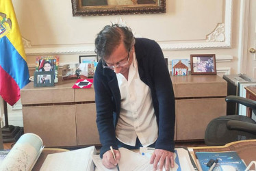 El presidente Gustavo Petro firmó el decreto para convocar a una consulta popular sobre su reforma laboral, este miércoles en Bogotá (Colombia).