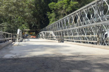 Forjan el regreso de puente Hierro: el sábado (21 de junio) se rehabilitó el paso sobre el río La Miel, tras dos meses cerrado. La Gobernación de Caldas y el Invías invierten $1.022 millones para recuperar las losas y la estructura. Durante las obras, Isagén financió la instalación de un puente provisional.