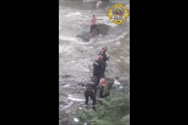 Un hombre quedó atrapado en medio de la quebrada Manizales.