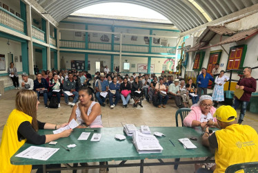 Las entregas también incluyeron a víctimas reconocidas por el Tribunal de Justicia y Paz, que sufrieron hechos victimizantes por parte de grupos paramilitares.