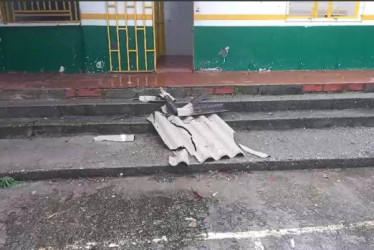 Fotos I Archivo I LA PATRIA  El 26 de abril del 2024 un vendaval destruyó partes del techo del colegio rural Francisco José de Caldas, en la vereda Betania de Risaralda (Caldas).