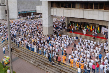 En la plazoleta de la Gobernación de Risaralda, ciudadanos se reunieron para pedir por la vida de Miguel Uribe y de los colombianos afectados por la violencia 
