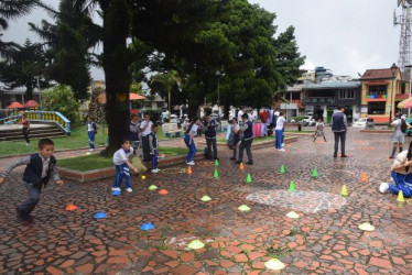 Foto I archivo Facebook Alcaldía de Samaná I LA PATRIA  Varias noticias de Caldas que incluyen la tala de árboles en un parque principal, entrega de ayudas a damnificados por el invierno, novedades con una cancha y un coliseo, otras notas.