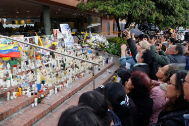 Personas rezan por la salud del senador Miguel Uribe este martes, frente a la Clínica Fundación Santa Fe de Bogotá (Colombia). 