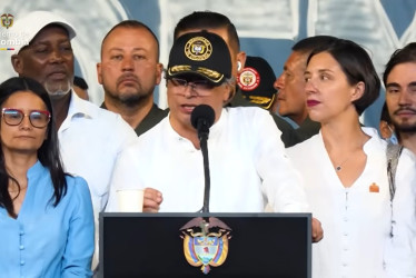 El Representante a la Cámara Santiago Osorio (derecha: camisa blanca) acompañó a Cali al presidente Gustavo Petro en su discurso sobre la consulta popular.