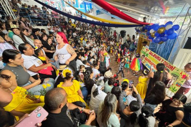 Los colegios públicos y privados de Manizales y del resto de Caldas celebran el Día de la Familia 2025. Por ejemplo, asistencia masiva en la Institución Educativa Santo Domingo Savio, del barrio El Paraíso.