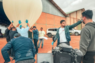 Faber Burgos, acompañado por su equipo de trabajo.