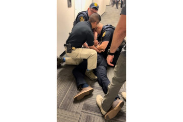 Fotografía tomada de la cuenta oficial de la red social X del gobernador de California, Gavin Newsom, donde aparecen agentes del FBI esposando en el suelo al senador por California Alex Padilla.