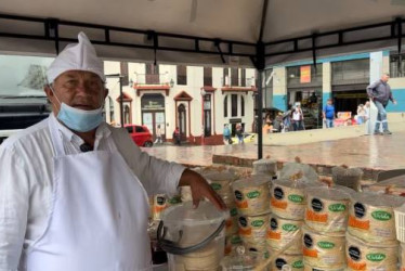 Con mucha firmezaa en su manos y un corazón resiliente, Gildardo endulza, genera empleo y esperanza desde su puesto de obleas en Manizales.