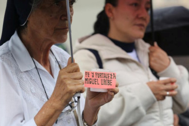 Mensajes de esperanza como el que sostiene esta religiosa en el que se lee fe y fortaleza Miguel Uribe se ven en Manizales en las diversas concentraciones hechas en rechazo a la violencia que está atravesando el país. 