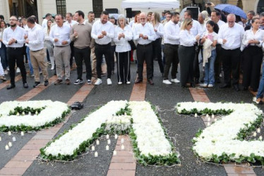 En la Plaza de Bolívar, ubicada en el Centro Histórico de Manizales, se realizó la velatón por la paz en la que participaron funcionarios de la Gobernación de Caldas y comunidad en general. 