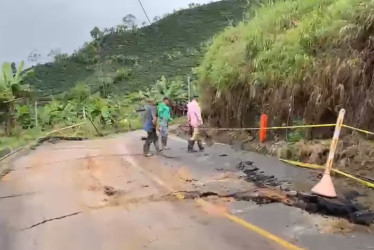Así se ve la vía en la vereda El Bosque de San José (Caldas) luego de un deslizamiento provocado por las lluvias de las últimas horas.