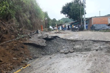 Así está parte de la vía Asia-Crucero, sector El Bosque, de San José. Según el alcalde, han recibido atención de la Unidad de Gestión de Riesgo de Caldas para entender esta emergencia.