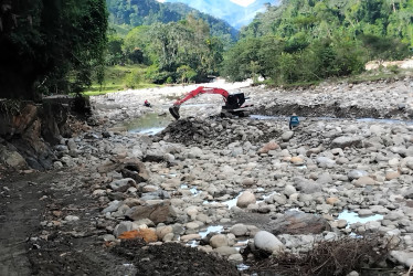 Una vía entre Caldas y Antioquia colapsó el 10 de abril, cuando el río Samaná Sur la arrasó. Desvían el caudal para reconstruir la carretera.
