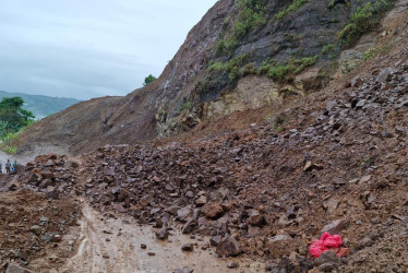 Tres carreteras en Caldas tienen derrumbes en atención en la mañana de este viernes (13 de junio). Otra vía fue cerrada de forma total e indefinida por un deslizamiento al acecho.