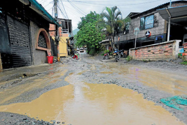 La vía principal de la vereda El Llano (Marmato) está llena de huecos.