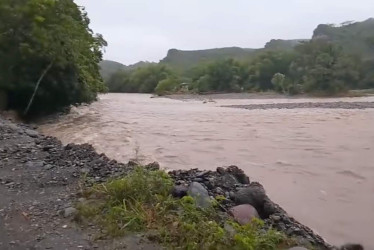 El río Guarinó continúa arrastrando el material para prevenir su desbordamiento. 