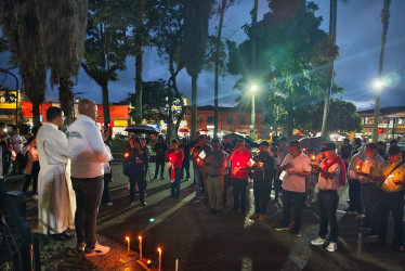 Velatón en Villamaría (Caldas) por la salud y vida de Miguel Uribe Turbay.