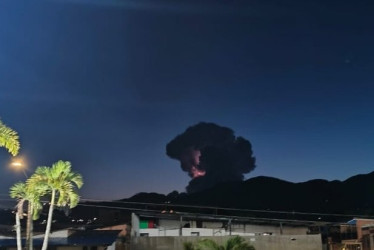  Una nube cercana al volcán Nevado del Ruiz se vio iluminada por el resplandor de los rayos (descargas eléctricas) de una tormenta en la distancia.