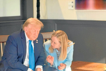 Foto | EFE | LA PATRIA El presidente estadounidense Donald Trump y la primera ministra italiana Giorgia Meloni en la cumbre del G7 en Kananaskis.