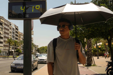 Un hombre camina este miércoles, junto a un termómetro del centro de Córdoba (Andalucía). 