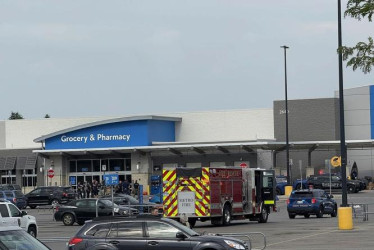 El incidente ocurrió cerca de las cinco de la tarde en el área de pago del Walmart 