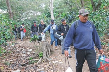 Foto | EFE | LA PATRIA Los viajes de retorno están marcados por la precariedad y el miedo.
