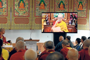 El dalái lama afirma en un video que solo su “círculo de confianza “ puede elegir a su sucesor.