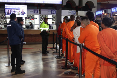 Presos colombianos hacen fila en el paso fronterizado entre Ecuador y Colombia este viernes, en Rumichaca (Ecuador).
