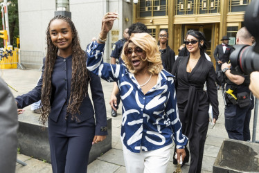  la madre de Diddy, Janice Combs, volvió a las puertas de la corte y aunque no pronunció palabra, sonrió al público y a los medios y levantó la mano haciendo la señal de paz.