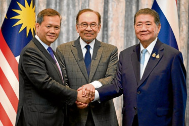 El primer ministro de Malasia, Anwar Ibrahim (centro) y los primeros ministros de Tailandia y Camboya, Phumtham Wechayachai, (derecha) y Hun Manet, respectivamente, tras el acuerdo de un alto el fuego "inmediato y sin condiciones"