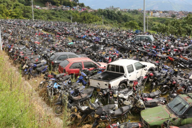 carros en los patios de manizales