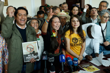 La ministra de Ambiente y Desarrollo Sostenible de Colombia, Lena Estrada (c) grita consignas en contra del fracking junto a la senadora Esmeralda Hernández (d), este martes en Bogotá (Colombia).