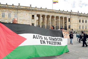 Foto / EFE / LA PATRIA  Personas participan en una manifestación en apoyo a Palestina en la primera cumbre ministerial de emergencia del Grupo de La Haya, en Bogotá. 