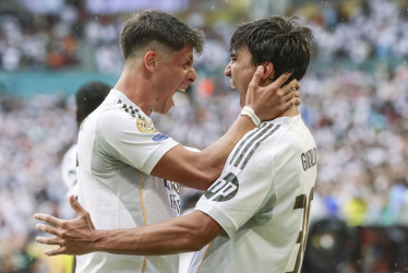 Gonzalo García celebra con su compañero Arda Guler. 