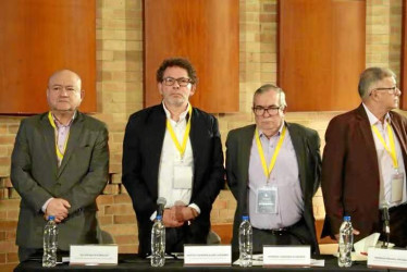 Foto | JEP | LA PATRIA  Imputados seis excomandantes de las Farc, incluido su último comandante, Rodrigo Londoño, y los senadores Julián Gallo y Pablo Catatumbo.