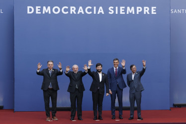 Foto | EFE | LA PATRIA Los presidentes de Uruguay, Yamandú Orsi; de Brasil, Luiz Inácio Lula da Silva; de Chile, Gabriel Boric; del Gobierno de España, Pedro Sánchez, y de Colombia, Gustavo Petro, se reunieron ayer en Santiago de Chile.