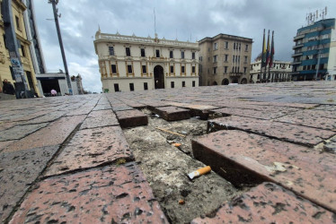 Así se encuentran varios puntos de la Plaza de Bolívar con los adoquines rotos.