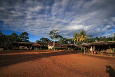 En mitad de la selva amazónica de Ecuador persisten todavía más de 1.400 kilos de explosivos enterrados en la comunidad indígena de Sarayaku, que sigue a la espera de que sean retirados conforme ordenó la Corte Interamericana de Derechos Humanos. 