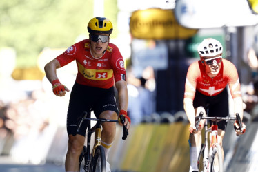 El ciclista noruego Jonas Abrahamsen (izq.) del equipo Uno-X Mobility gana por delante del ciclista suizo Mauro Schmid del equipo Jayco AlUla la undécima etapa del Tour de Francia,