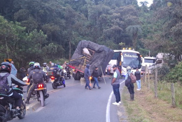 La vía Manizales-Bogotá se encuentra bloqueada por el choque de un bus y un camión en Maltería.